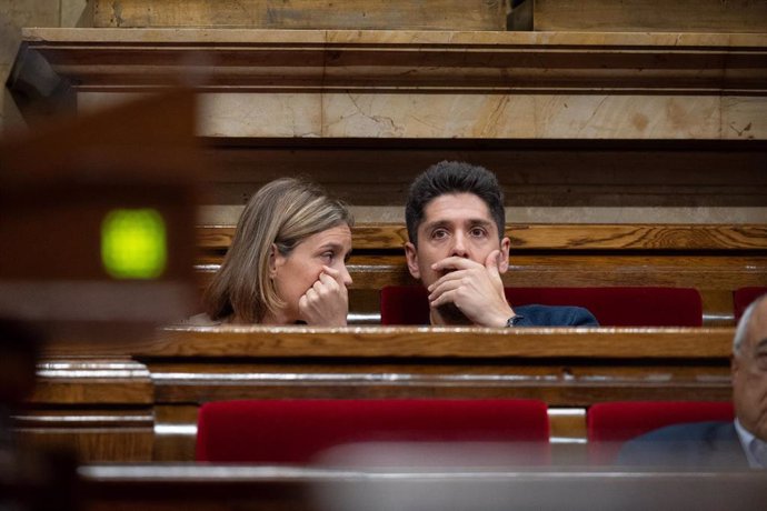 Archivo - La líder de los comuns en el Parlament, Jéssica Albiach, y el portavoz de los comuns en el Parlament, David Cid, en un pleno en la Cámara catalana