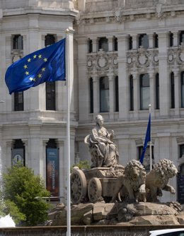 Archivo - Bandera de la Unión Europea, en la plaza de Cibeles, a 9 de mayo de 2024, en Madrid (España). La fuente de Cibeles ondea la bandera de la Unión Europea, además de iluminar con los colores de la bandera varios edificios del centro de Madrid, ot