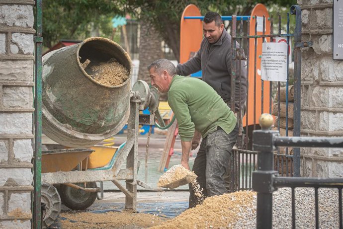 Archivo - Arxiu- Uns obrers treballen en un parc infantil 