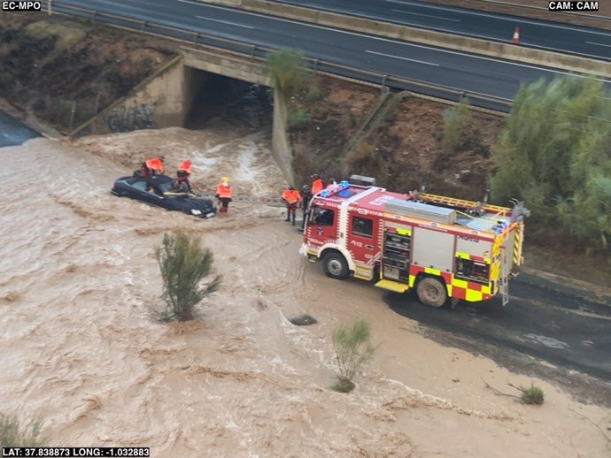 Servicios de emergencia rescatan a una persona que quedó atrapada al ser arrastrada por una riada en Murcia