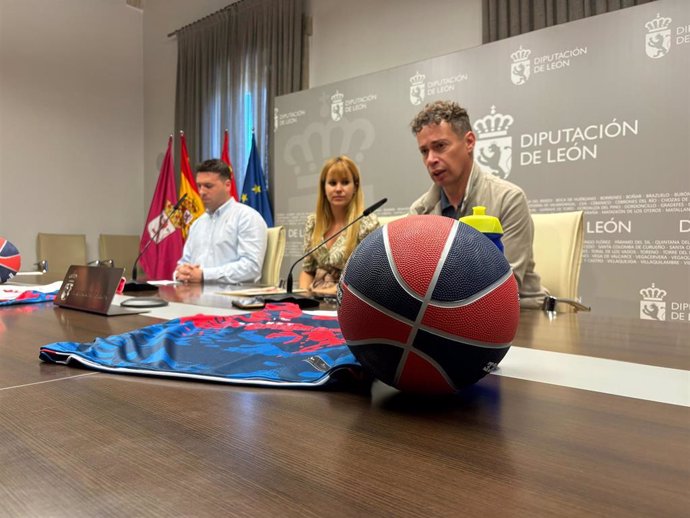 El director del Campus, la diputada de Deportes y el alcalde de Villablino posan con las camisetas y balones del evento.