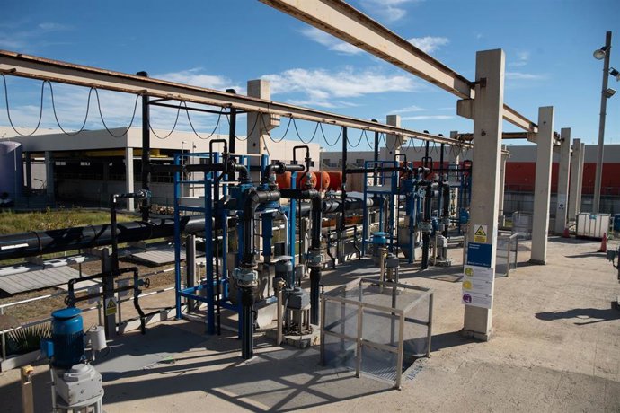Archivo - Zona de fisicoquímicos de la depuradora del Baix Llobregat en El Prat de Llobregat, en una imagen de archivo