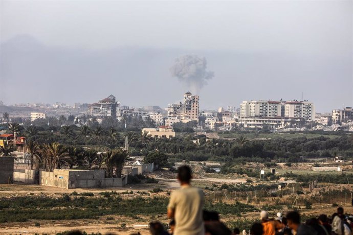 Archivo - Columna de humo tras un bombardeo del Ejército de Israel contra la ciudad de Gaza, en el norte de la Franja de Gaza (archivo)