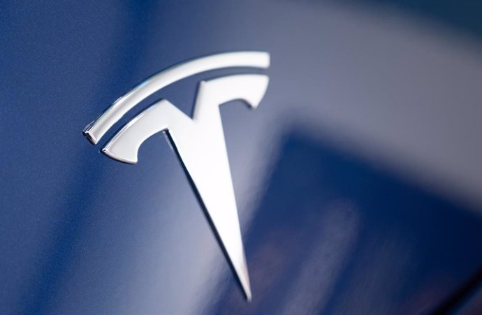 Archivo - 19 August 2021, Berlin: A Tesla Model Y in a Tesla showroom features the manufacturer's logo. The Model Y will initially come from China, but will be built in Gruenheide when the factory is ready. Photo: Christophe Gateau/dpa