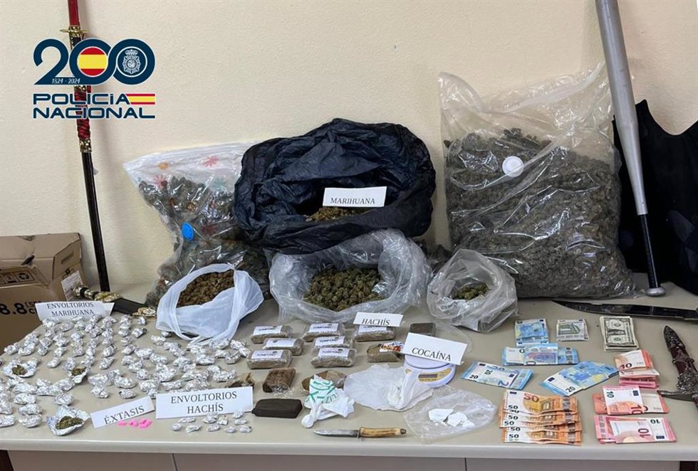 Sustancias encontradas en el registro en el piso.