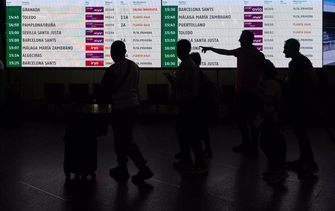 Varias personas en la estación de trenes Puerta de Atocha-Almudena Grandes, a 28 de junio de 2024, en Madrid