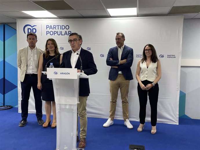 El diputado del PP al Congreso por Zaragoza, Luis María Beamonte, con otros diputados del PP de la cámara baja.