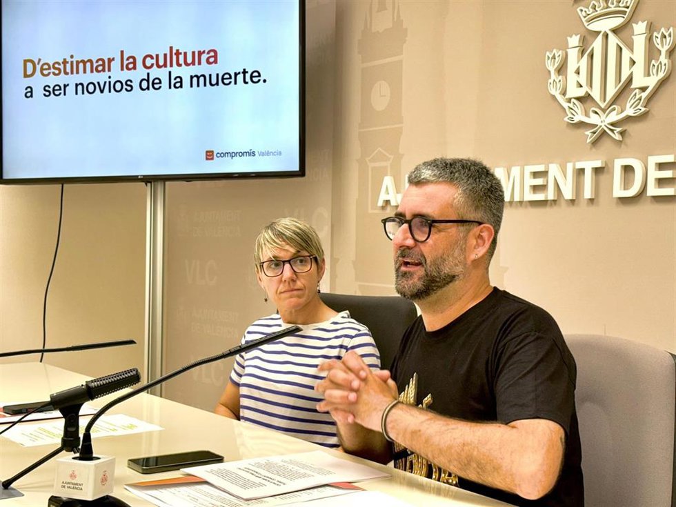 La portavoz de Compromís en el Ayuntamiento de Valncia, Papi Robles, y el concejal de esta formación Pere Fuset.