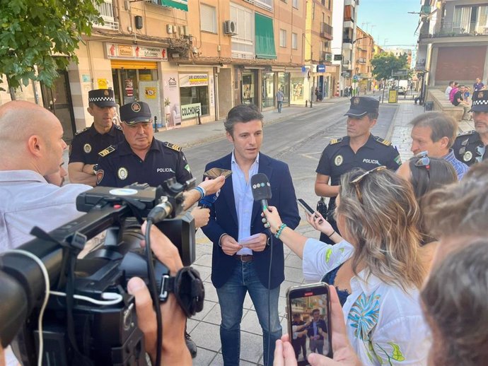 El portavoz del equipo de gobierno en el Ayuntamiento de Granada, Jorge Saavedra, ha presentado la puesta en marcha de los nuevos turnos de la Policía Local.