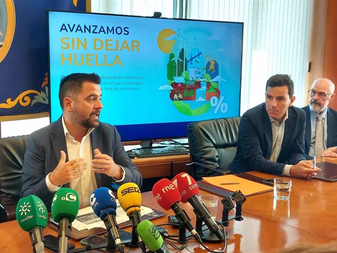 El delegado de la Zona Franca de Cádiz, Fran González, presentando el Plan de Eliminación de la huella de carbono.