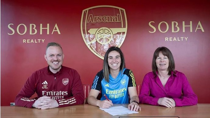 La campeona del mundo Mariona Caldentey firmando su contrato con el Arsenal junto al entrenador, Jona Eidevall, y la directora de fútbol femenino del club inglés, Clare Wheatley.