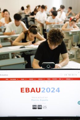 Estudiantes se examinan de la Evaluación del Bachillerato para el Acceso a la Universidad (EBAU) en la Universidad de Murcia (UMU)