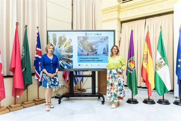 La concejala delegada de Educación y Fomento del Empleo, María Paz Flores, junto a la delegada territorial de Empleo, Empresa y Trabajo Autónomo de la Junta de Andalucía, Carmen Sánchez, informan sobre el programa 'T-Acompañamos'