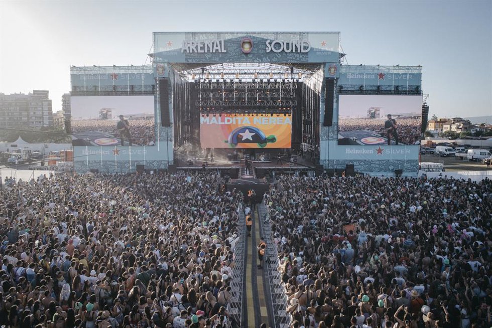 Archivo - Miles de personas asisten a la celebración del Arenal Sound Festival.