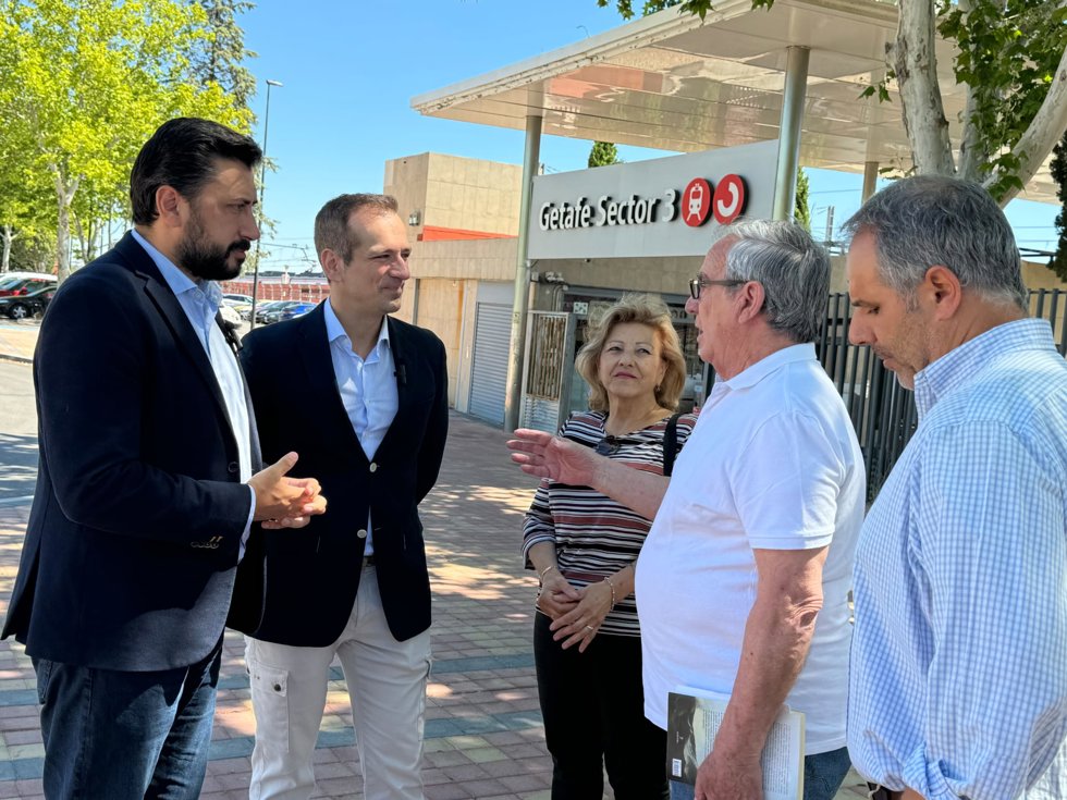 El portavoz del PP en la Asamblea de Madrid, Carlos Díaz-Pache, junto a Antonio José Mesa