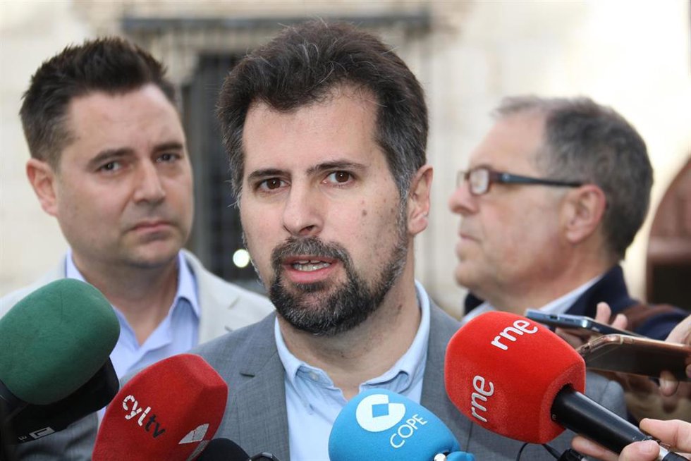 Archivo - Imagen de archivo del secretario general del PSOE CyL, Luis Tudanca, en una atención a medios de comunicación en Burgos.