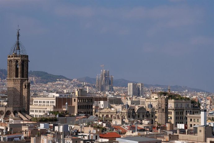 Archivo - Vista panorámica de Barcelona, con La Basílica de la Sagrada Familia al fondo