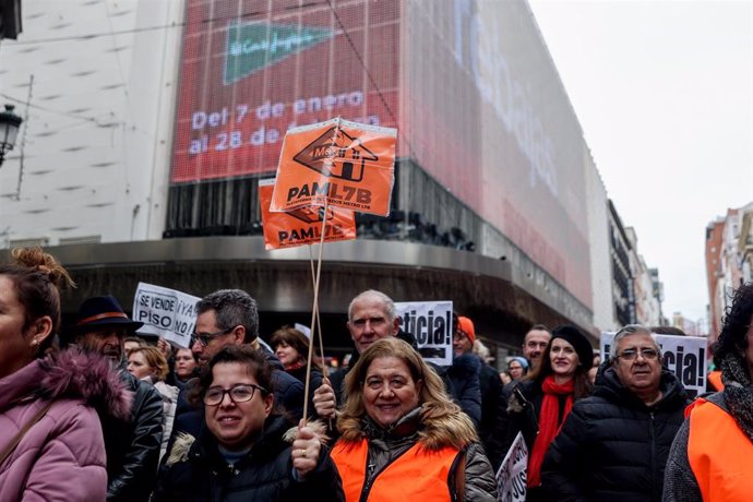 Archivo - Varias personas marchan en una manifestación por las afecciones de las obras de la línea 7B de Metro, de la Plaza del Callao hasta la Puerta del Sol, a 8 de enero de 2023.