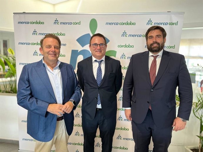 El presidente de Mercacórdoba, Julián Urbano (izda.), y el secretario general de Mercasa, Antonio Jiménez-Clar (dcha.), junto al nuevo gerente de Mercacórdoba, Francisco Javier Viscarri Colomer.