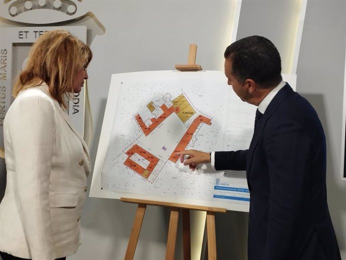 La alcaldesa de Huelva, Pilar Miranda y el teniente alcalde de Urbanismo y medioambiente, Felipe Arias, junto a un gráfico del proyecto de la remodelación del entorno del Antiguo Mercado de la ciudad.
