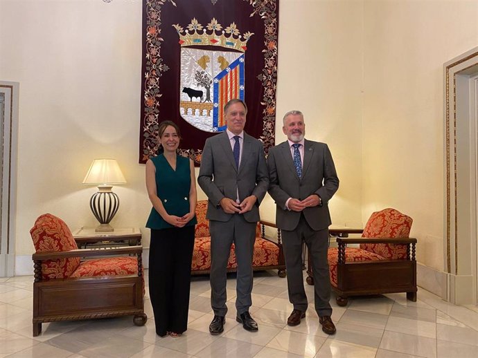 El alcalde (C) junto al presidente de la Junta de Semana Santa de Salamanca.