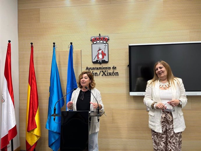 Las ediles socialistas en el Ayuntamiento de Gijón, Carmen Eva Pérez y Marina Pineda, en rueda de prensa.