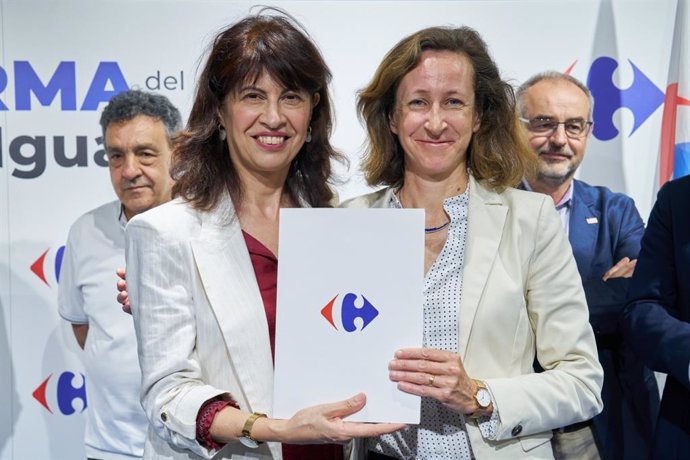 La ministra de Igualdad, Ana Redondo, y la directora general delegada de Carrefour en España, Eloide Perthuisot, en la firma del 'I Plan de Igualdad de Grupo, Supermercados y Servicios Financieros Carrefour'.