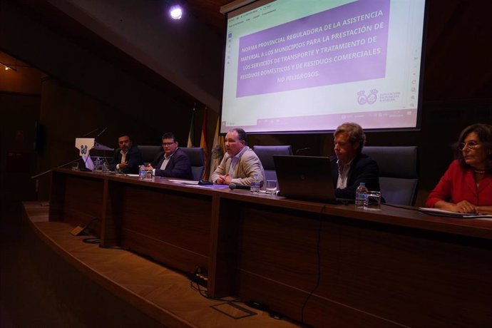 El presidente de la Diputación de Huelva, David Toscano, presenta a los ayuntamientos de la provincia la nueva ordenanza del Servicio de Transporte y Tratamiento de Residuos.