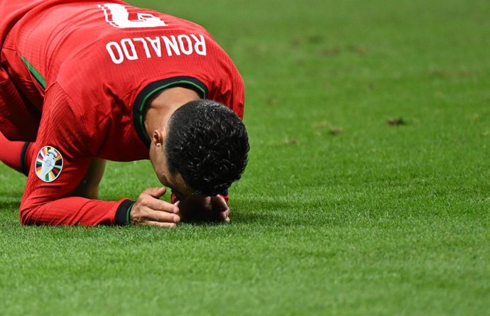 01 July 2024, Hesse, Frankfurt/Main: Portugal's Cristiano Ronaldo lies disappointed on the pitch after missing a chance to score during the UEFA Euro 2024 round of 16 football match between Portugal and Slowenien at the Frankfurt Arena. Photo: Arne Dede