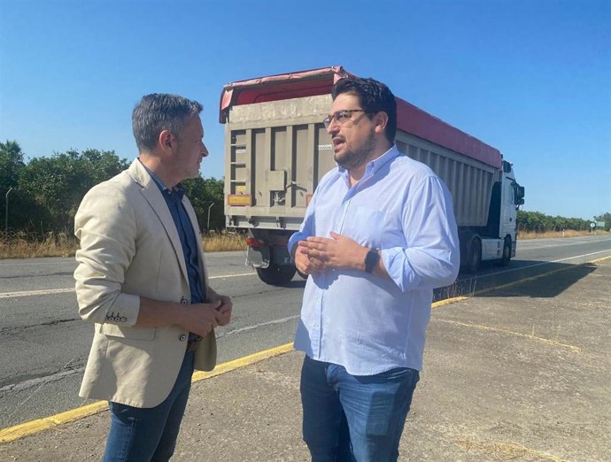 El secretario de Organización del PSOE de Sevilla y parlamentario andaluz, Rafael Recio, al portavoz municipal socialista, Francisco Carrasco.