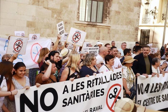 Protesta de vecinos de Cullera ante la Generalitat