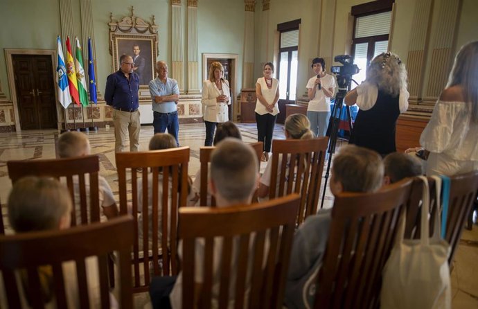 Recepción oficial a los menores de la Asociación de Niños de Acogida Asnia Huelva, que pasarán el verano con familias onubenses.