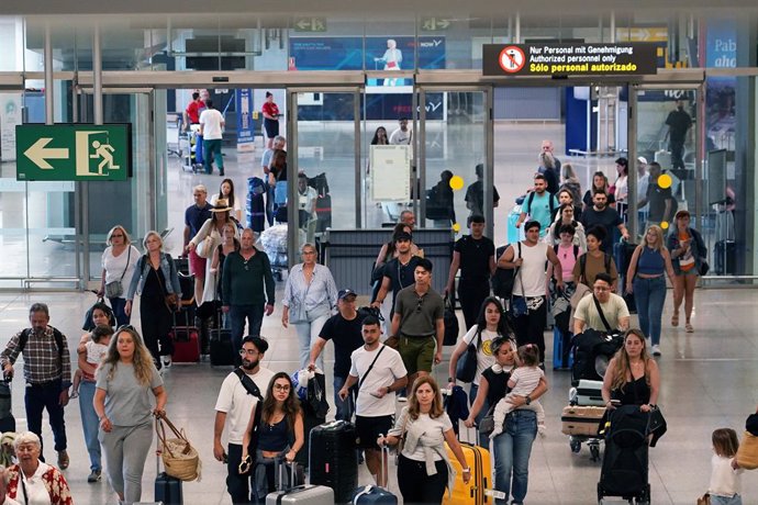 Imágenes de turistas a su llegada al aeropuerto de Málaga-Costa del Sol, a 1 de julio de 2024, en Málaga, Andalucía (España).
