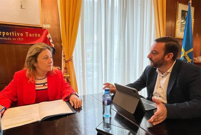 La Consejera De Educación, Lydia Espina, Con El Alcalde De Mieres, Manuel Ángel Álvarez.