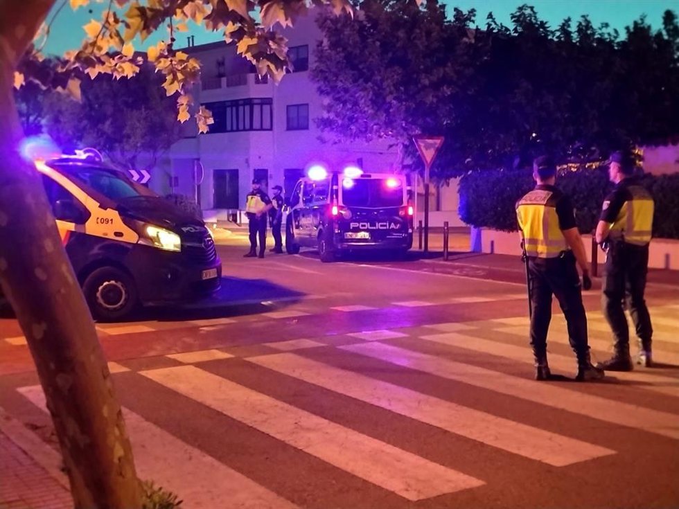 Varios policías realizan labores de vigilancia en la zona de Playa de Palma.