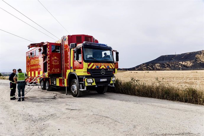 Un camión de los Bomberos trabaja en la zona quemada durante un incendio forestal, en el Cerro del Viso, a 26 de junio de 2024, en Alcalá de Henares, Madrid (España).  