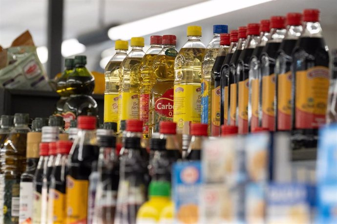 Varias botellas de aceite en un supermercado.