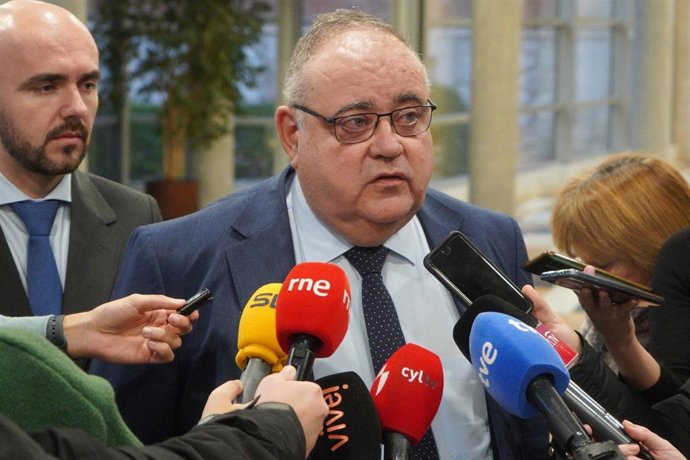 Archivo - El consejero de Sanidad, Alejandro Vázquez, atiende a los medios de comunicación.