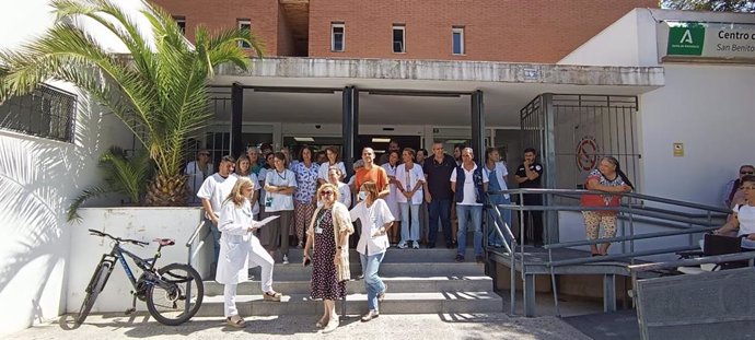 Concentración de repulsa por la agresión a un profesional sanitario en el centro de salud de San Benito en Jerez.
