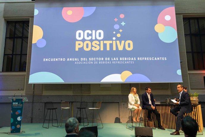 Pilar Puértolas, directora general de Sanmy  y Carlos Martín, director general de Coca-Cola