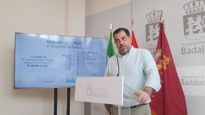 El concejal de Transporte Urbano del Ayuntamiento de Badajoz, José Luis González, en rueda de prensa