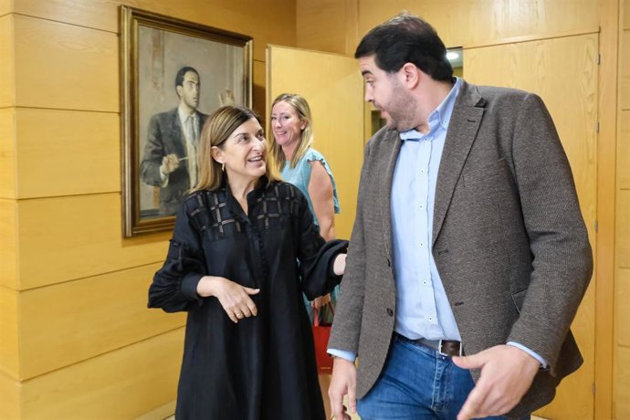 La presidenta de Cantabria, María José Sáenz de Buruaga, recibe al nuevo presidente de la Asociación de Hostelería de Cantabria, Eduardo Lamadrid