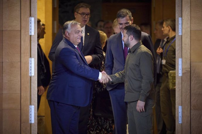 Archivo - Imagen del archivo del primer ministro húngaro, Viktor Orbán, saludando al presidente ucraniano, Volodimir Zelenski, durante la III Cumbre de la Comunidad Política Europea, celebrada en Granada.