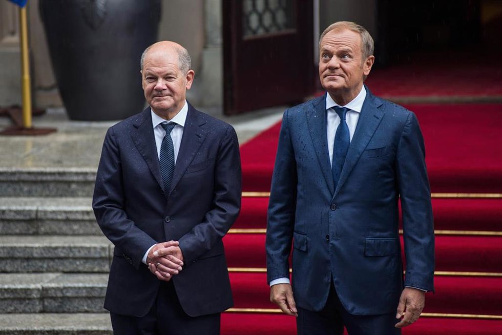El canciller alemán, Olaf Scholz, junto al primer ministro polaco, Donald Tusk, durante una visita a Varsovia.