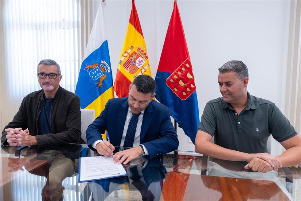 El presidente del Cabildo, Oswaldo Betancort, ha decretado este martes la declaración de Emergencia Social en Lanzarote