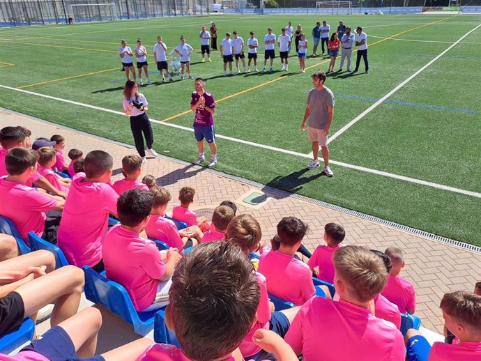 Unos 400 niños disfrutan del campus deportivo del Mallorca Palma Futsal en el polideportivo de Sant Ferran.