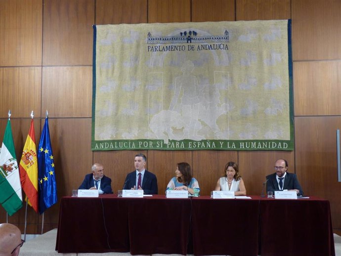 Prodetur destaca la apuesta de las cooperativas por la promoción de lo local en un acto en el Parlamento andaluz.
