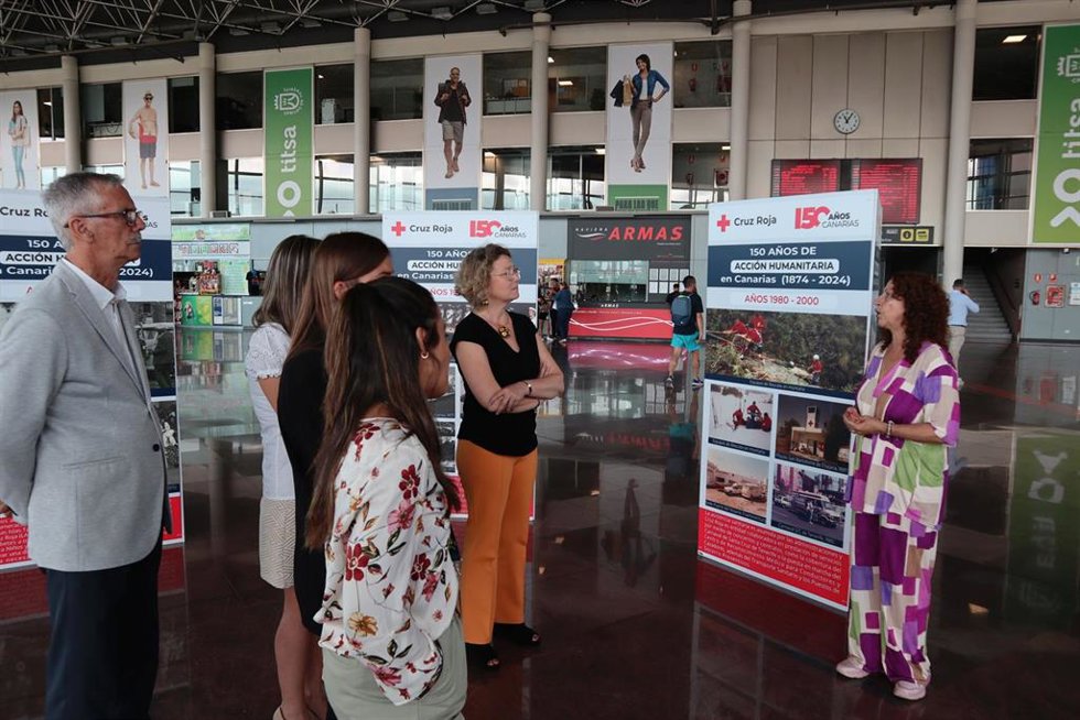 El hall del Intercambiador de Santa Cruz de Tenerife acoge la exposición 150 Años de Acción Humanitaria en Canarias