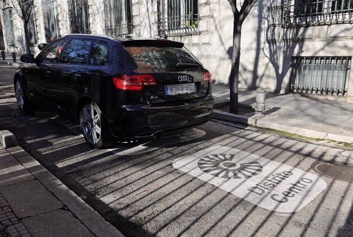 Archivo - Un vehículo circula dos días después de la entrada en vigor de la Zona de Bajas Emisiones (ZBE), a 3 de enero de 2022, en Madrid, (España). 