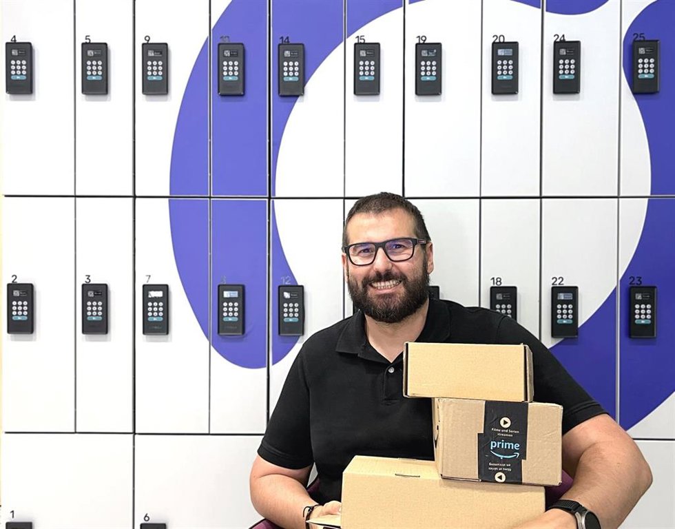 Fundador y Ceo de Citibox, David Bernabeu, con sus buzones inteligentes.